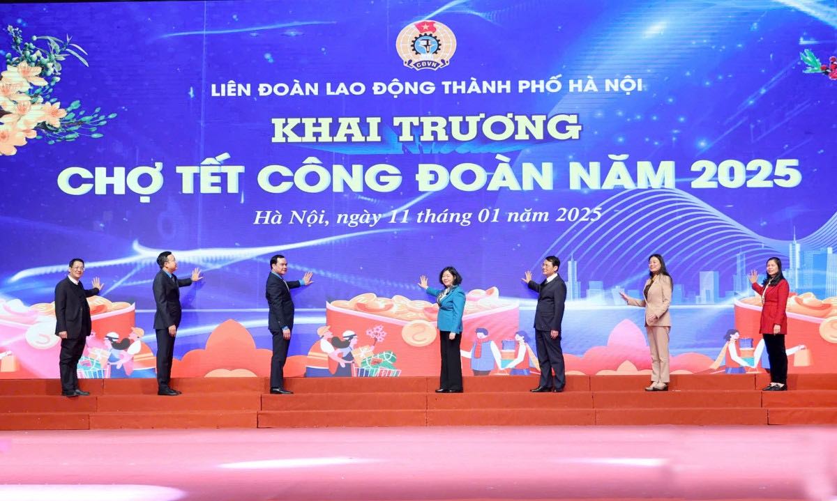 The leaders of Hanoi City, the Vietnam General Confederation of Labor, and the City Labor Federation have issued the button to open the Trade Union Tet Market in 2025. Photo: Hai Nguyen