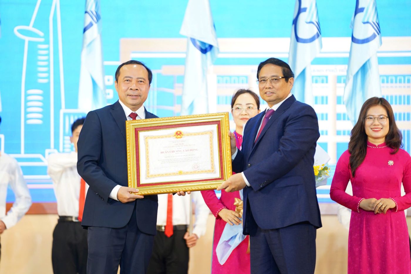 Prime Minister Pham Minh Chinh presented the First Class Labor Medal to Ho Chi Minh City National University. Photo: Manh Quang