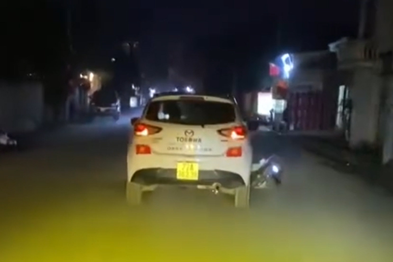 After the accident, the car dragged a motorbike away in Vinh Phuc.