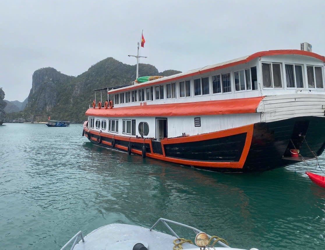 Mot tau du lich tu Cat Ba dua du khach du lich “chui” ben vinh Ha Long. Anh: Nguyen Hung