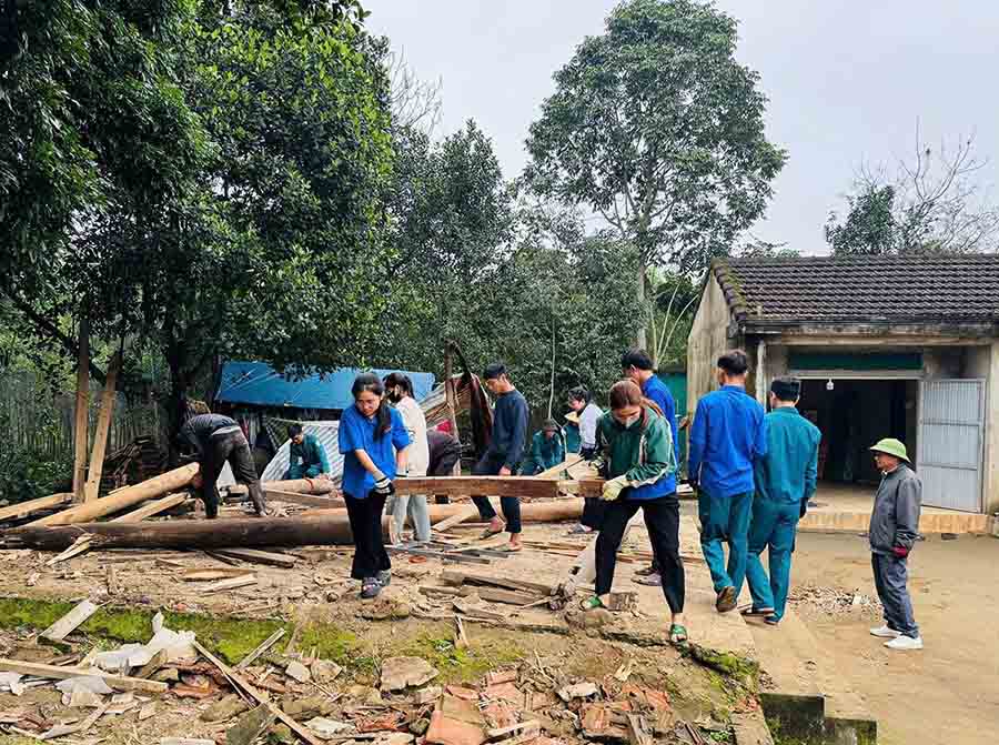 People, neighbors and a group of young people helped a family in Ky Thuong commune, Ky Anh district, Ha Tinh province demolish the dilapidated house to build a new one. Photo: Ky Anh