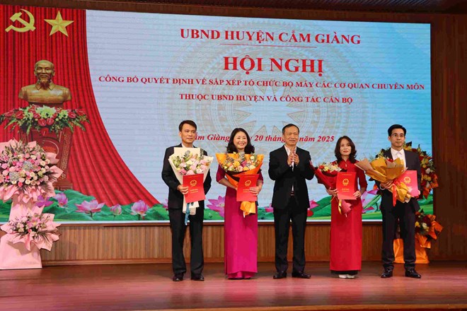 UBND huyen Cam Giang, tinh Hai Duong vua bo nhiem nhieu Truong, pho phong cap huyen. Anh: Cong TTDT huyen Cam Giang 