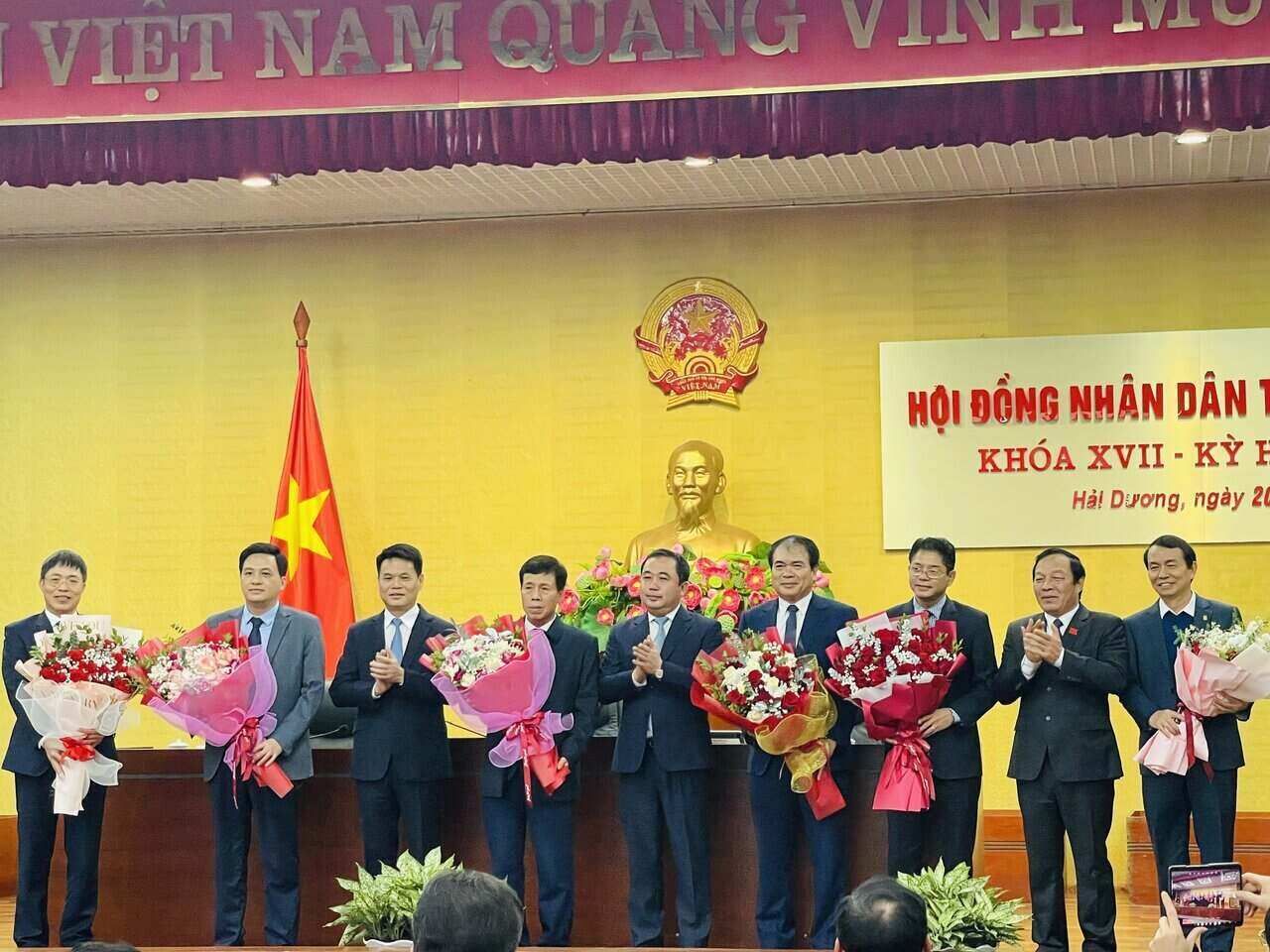 Hai Duong provincial officials receive their assignments. Photo: Mai Huong