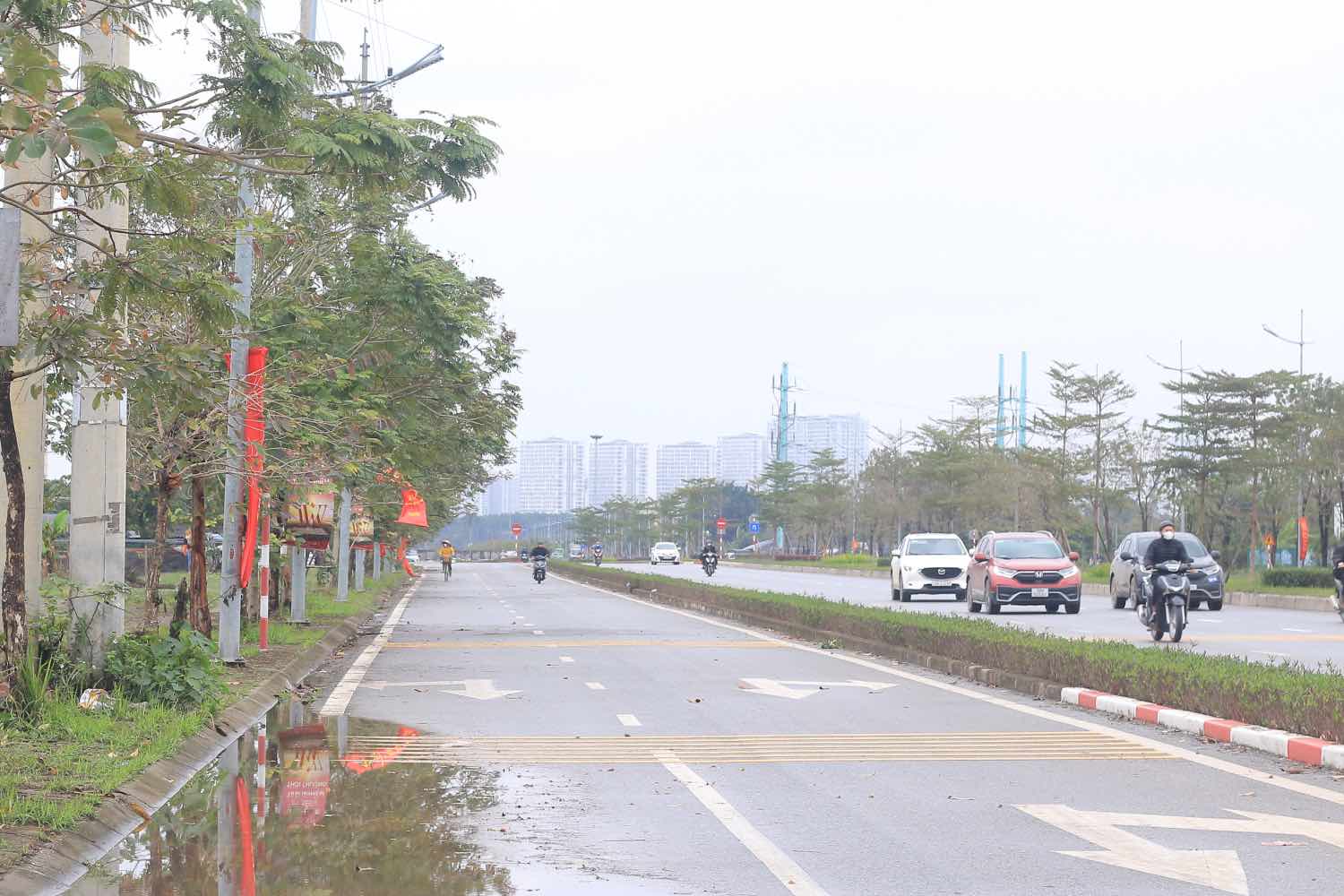 Tuyen duong truc Tay Thang Long doan qua mat phia Nam cua du an da hoan thanh nhung du an van “nam tren giay“. Anh: Khanh An