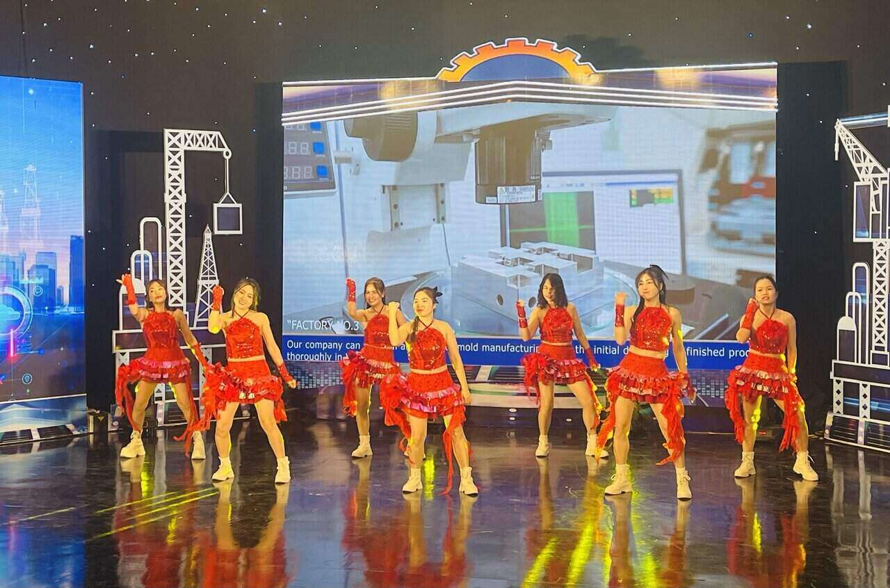 Hai Duong workers with the game show "After the 8th hour". Photo: Mai Huong