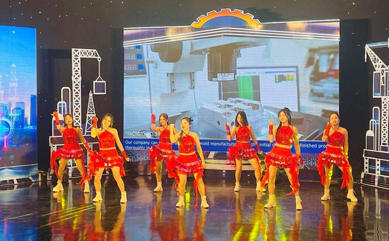 Hai Duong workers with the game show "After the 8th hour". Photo: Mai Huong
