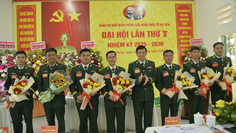 Colonel Huynh Van Dong, Political Commissar of the Provincial Border Guard, presented flowers to congratulate 7 comrades in the Executive Committee of the Party Committee of the Ha Tien International Border Guard Station for the 2025 - 2030 term. Photo: Tien Vinh