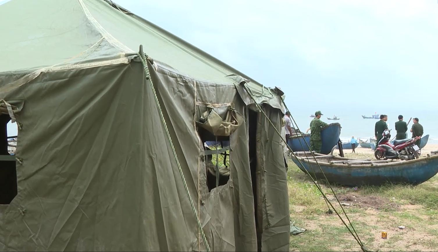 In 2024, Quang Ngai Border Guard also set up checkpoints right on the beach of Duc Minh commune, Mo Duc district, Quang Ngai province to promptly and strictly handle fishermen fighting for fishing grounds to exploit rice snails. Photo: Vien Nguyen