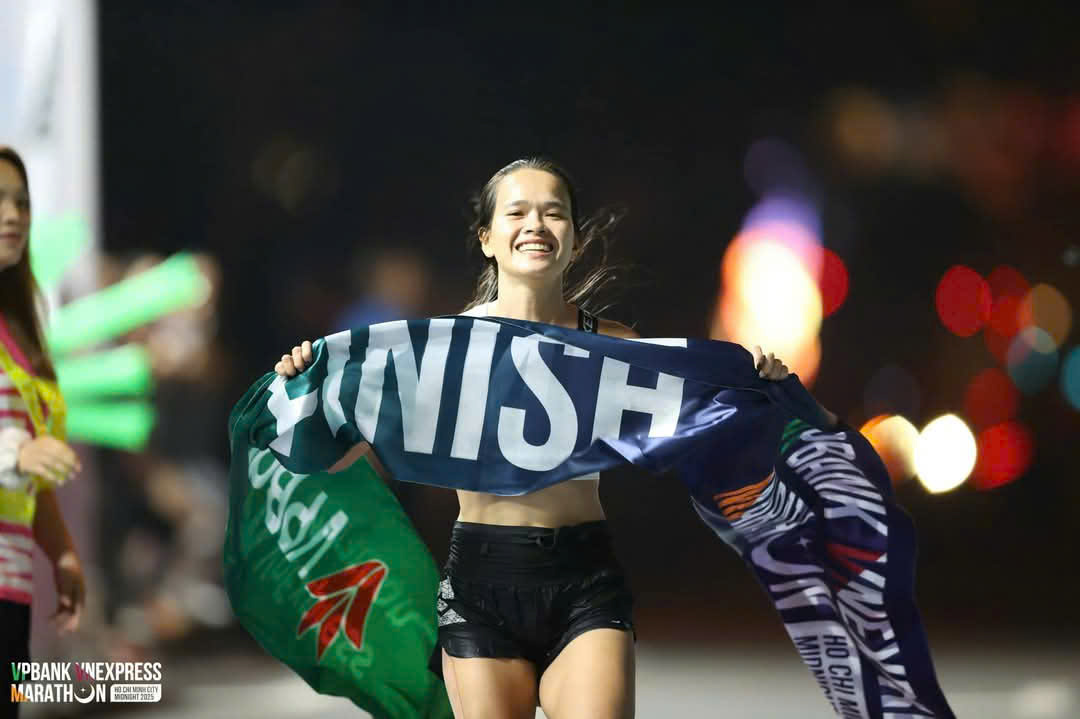 Pham Thi Hong Le won the women's marathon at the VPBank VnExpress Marathon Ho Chi Minh City Midnight 2025. Photo: Organizing Committee