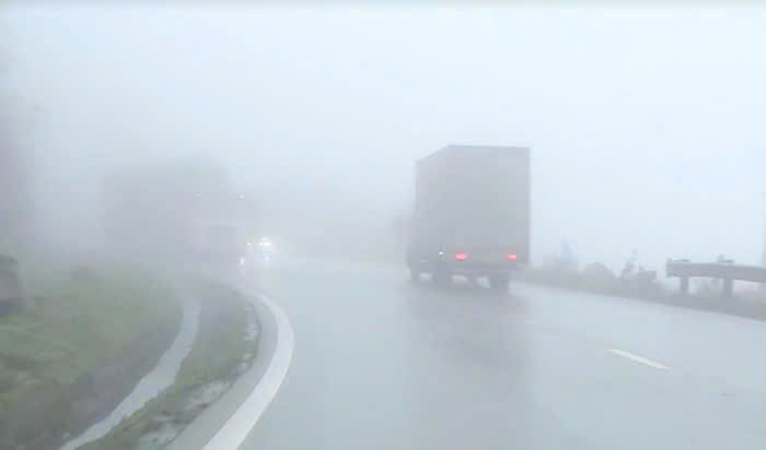 Cao Bang Traffic Police recommend that people be careful when driving in foggy conditions. Photo: DVCC.