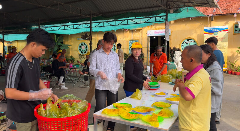 Experience making folk cakes at the culinary festival. Photo: Hoang Loc