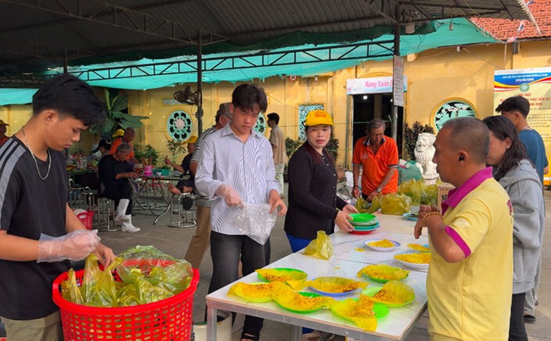 Experience making folk cakes at the culinary festival. Photo: Hoang Loc