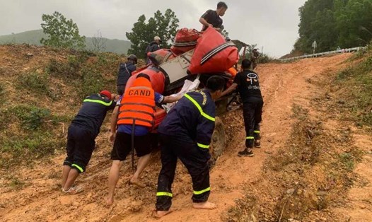 Lực lượng chức năng trục vớt thành công thi thể nạn nhân. Ảnh: Công an cung cấp