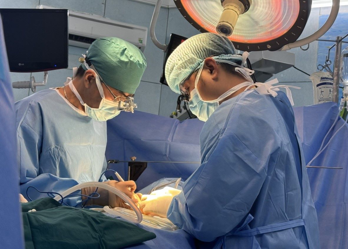 Dr. Tran Thanh Tri (left) operates on a patient. Photo: BVCC