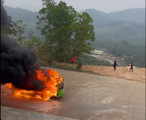 Scene of the electric car fire at Tay Yen Tu spiritual - ecological tourism area (Bac Giang). Photo: Cut from clip
