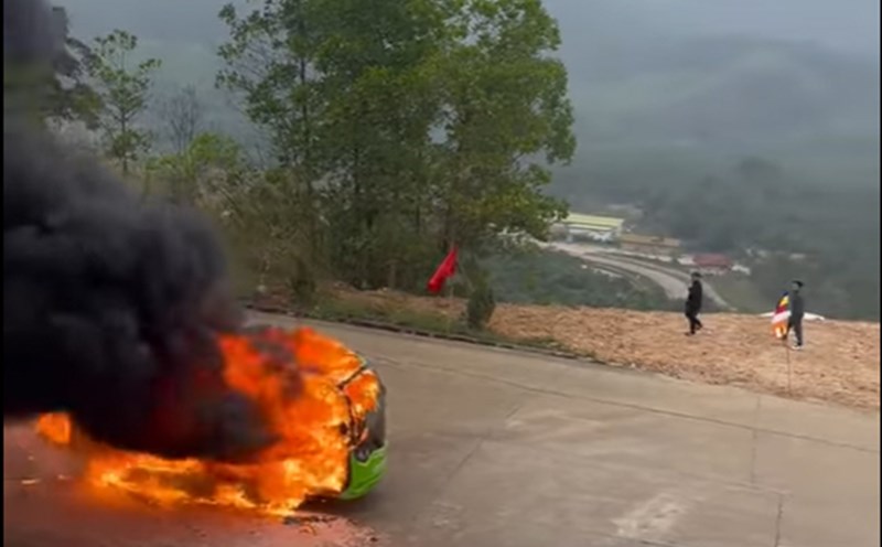 Scene of the electric car fire at Tay Yen Tu spiritual - ecological tourism area (Bac Giang). Photo: Cut from clip