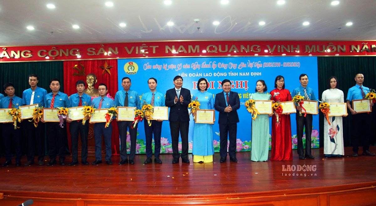 Nam Dinh Provincial Labor Federation organized a ceremony to honor 30 outstanding workers who are members of the Communist Party of Vietnam. Photo: Luong Ha