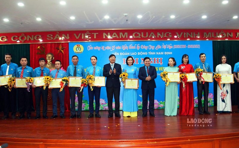Nam Dinh Provincial Labor Federation organized a ceremony to honor 30 outstanding workers who are members of the Communist Party of Vietnam. Photo: Luong Ha