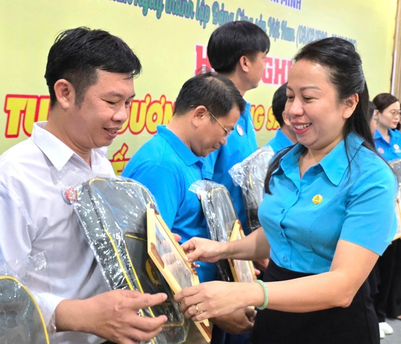 Ms. Vu The Van - Chairman of the Trade Union of Export Processing and Industrial Zones of Ho Chi Minh City - honored grassroots trade union chairmen who are exemplary party members. Photo: Nam Duong