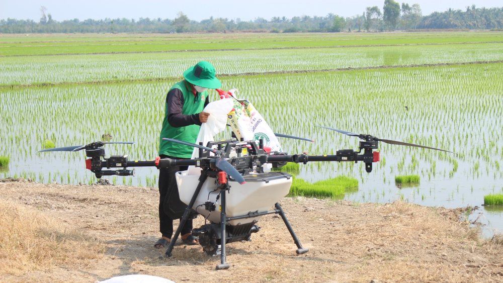 Hien nay, viec quan ly drone nong nghiep van con nhieu long leo. So huu drone qua de dang khien nhieu nguoi chu dong chuyen sang dich vu phun thuoc thue. Anh: Nhom PV.