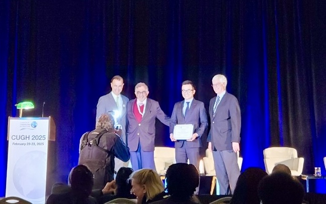 Professor Tran Xuan Bach received the Global Medical Innovation Leadership Award 2025. Photo: Interviewee