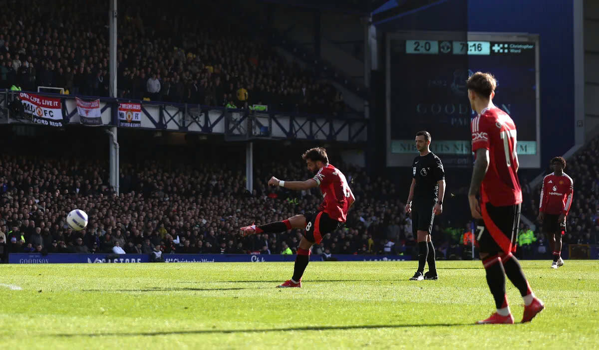 Bruno Fernandes ghi ban rut ngan ti so tu tinh huong da phat.  Anh: EPL