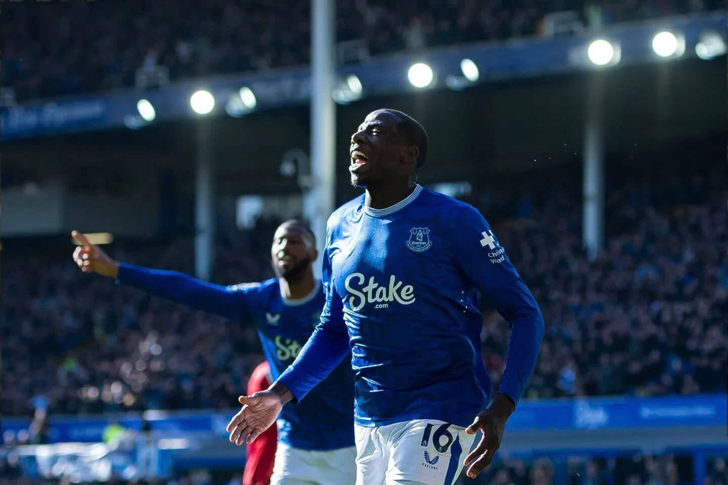 Everton som dan truoc 2 ban ngay trong hiep 1.  Anh: Everton