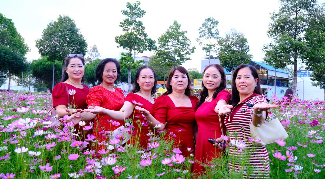 Can Tho people flock to the flower garden to check in on the weekend.