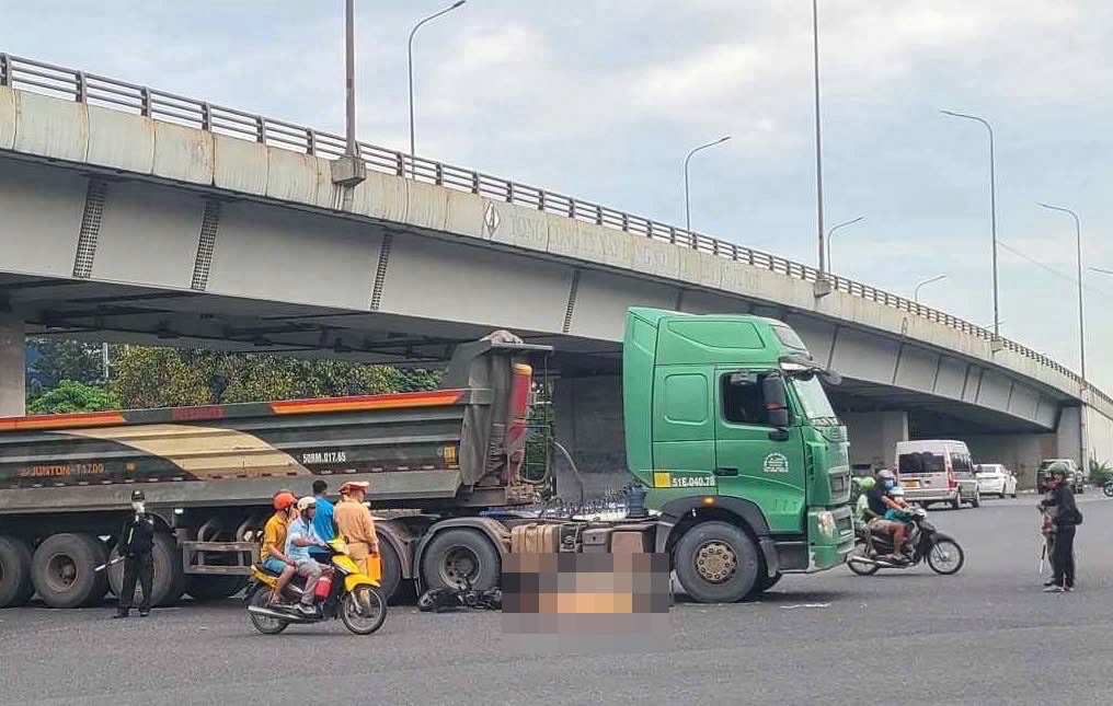 The scene of a traffic accident that killed a woman at the Vung Tau intersection, Bien Hoa City (Dong Nai). Photo: CTV