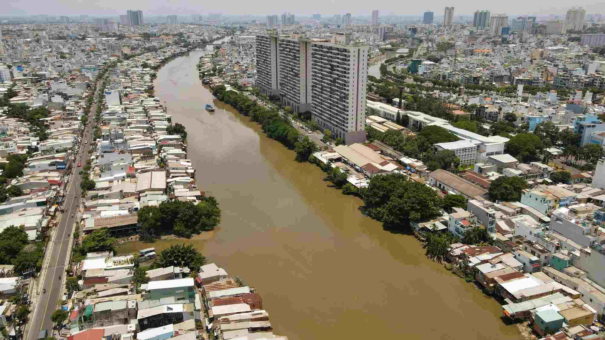 The project to renovate the North bank of the Doi Canal (District 8, Ho Chi Minh City) reclaims land from 1,617 households. Photo: Anh Tu
