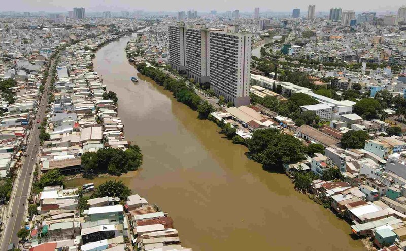 The project to renovate the North bank of the Doi Canal (District 8, Ho Chi Minh City) reclaims land from 1,617 households. Photo: Anh Tu