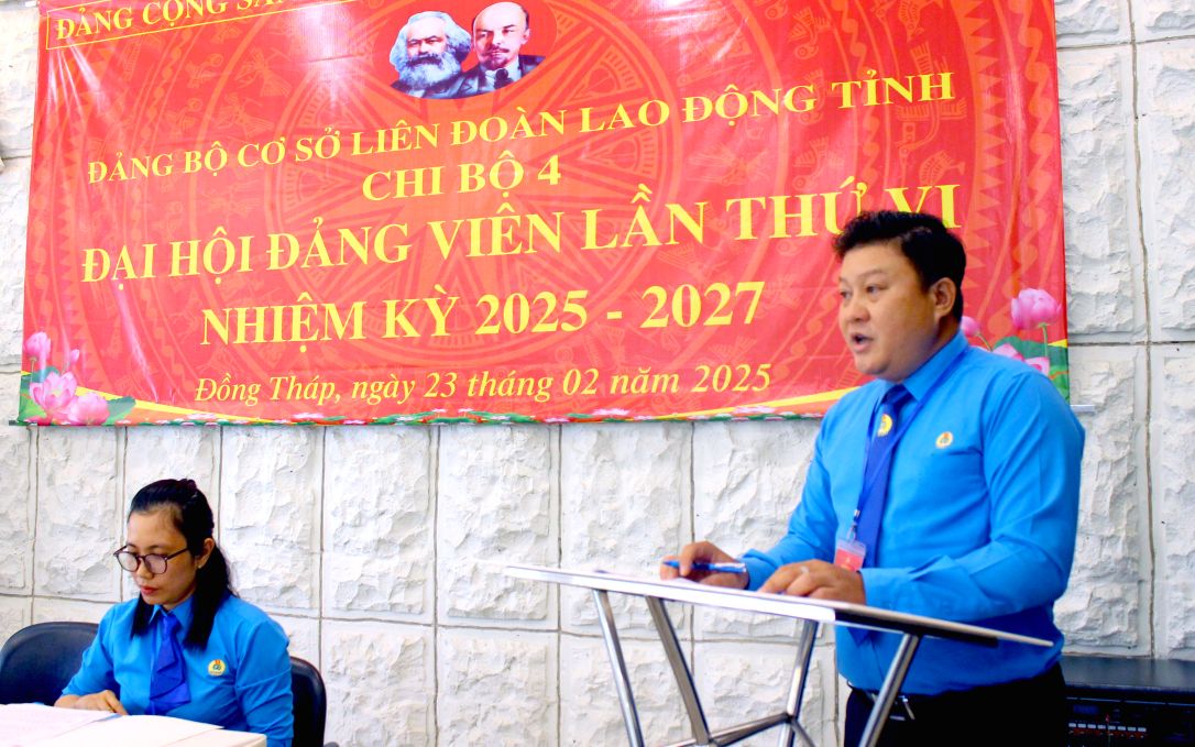 Ong Nguyen Thanh Nhan - Bi thu Chi bo nhiem ky 2022-2025 trinh bay va goi y dai bieu thao luan. Anh: Thanh Mai