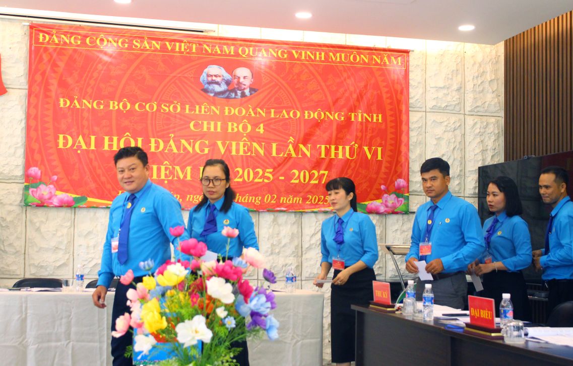 Dai bieu bo phieu bau lanh dao Chi bo. Anh: Thanh Mai