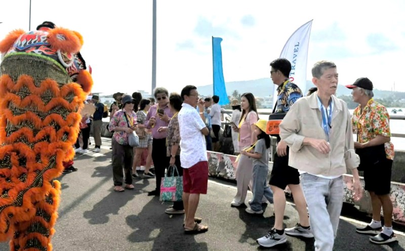 Tourists on 5-star cruise ships visit Phu Quoc Island's destinations. Photo: CTV