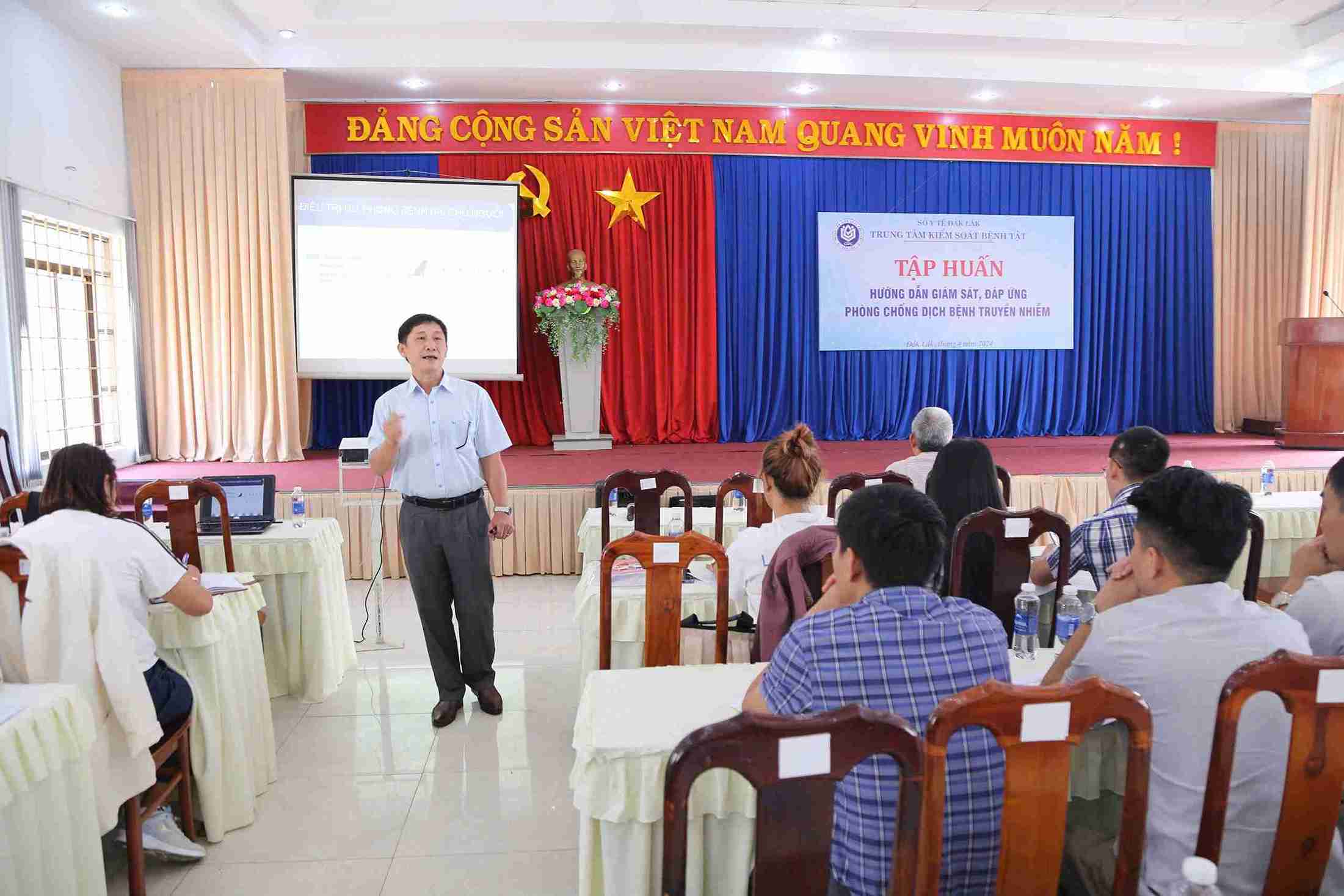 Doctor Tran Kim Long during a training session on disease prevention and control in Dak Lak province. Photo: Bao Trung