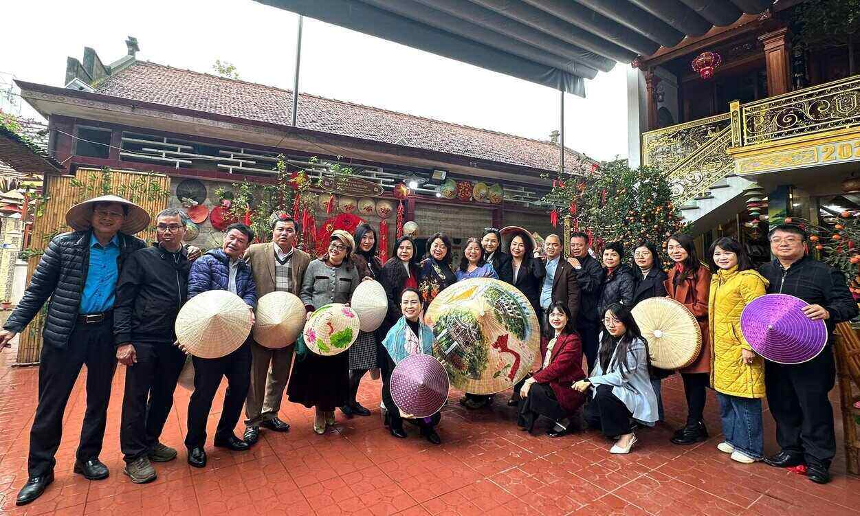 Social opinion collaborators of the Hanoi City Labor Federation learn about the bell village hat product. Photo: Hai Yen