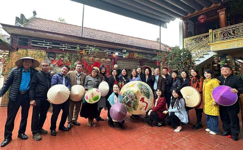 Social opinion collaborators of the Hanoi City Labor Federation learn about the bell village hat product. Photo: Hai Yen