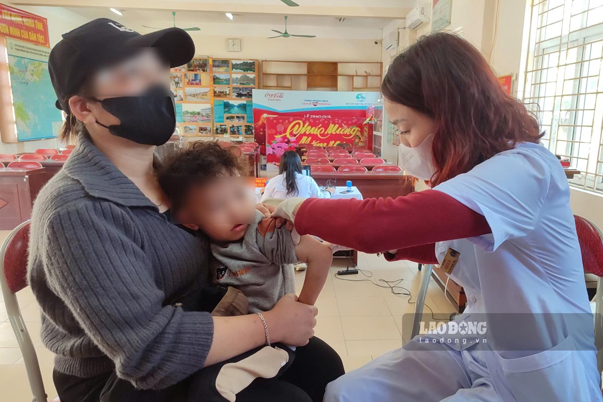 Measles vaccination implementation in Ha Phong ward, Ha Long city, Quang Ninh province. Photo: Doan Hung