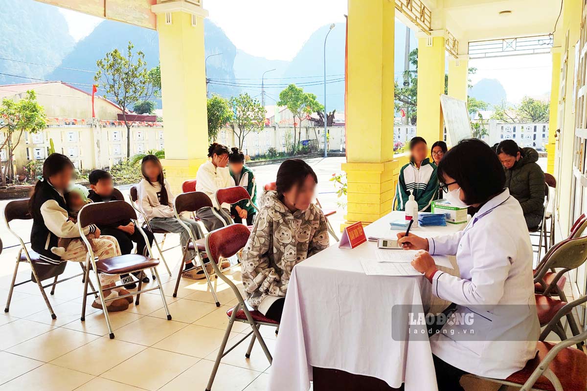 Tu van tiem phong cac benh truyen nhiem tai TP Ha Long. Anh: Doan Hung