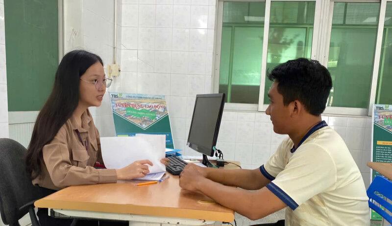 The human resources department of My Phong leather shoe company receives applications from workers coming to apply for jobs. Photo: Hoang Loc