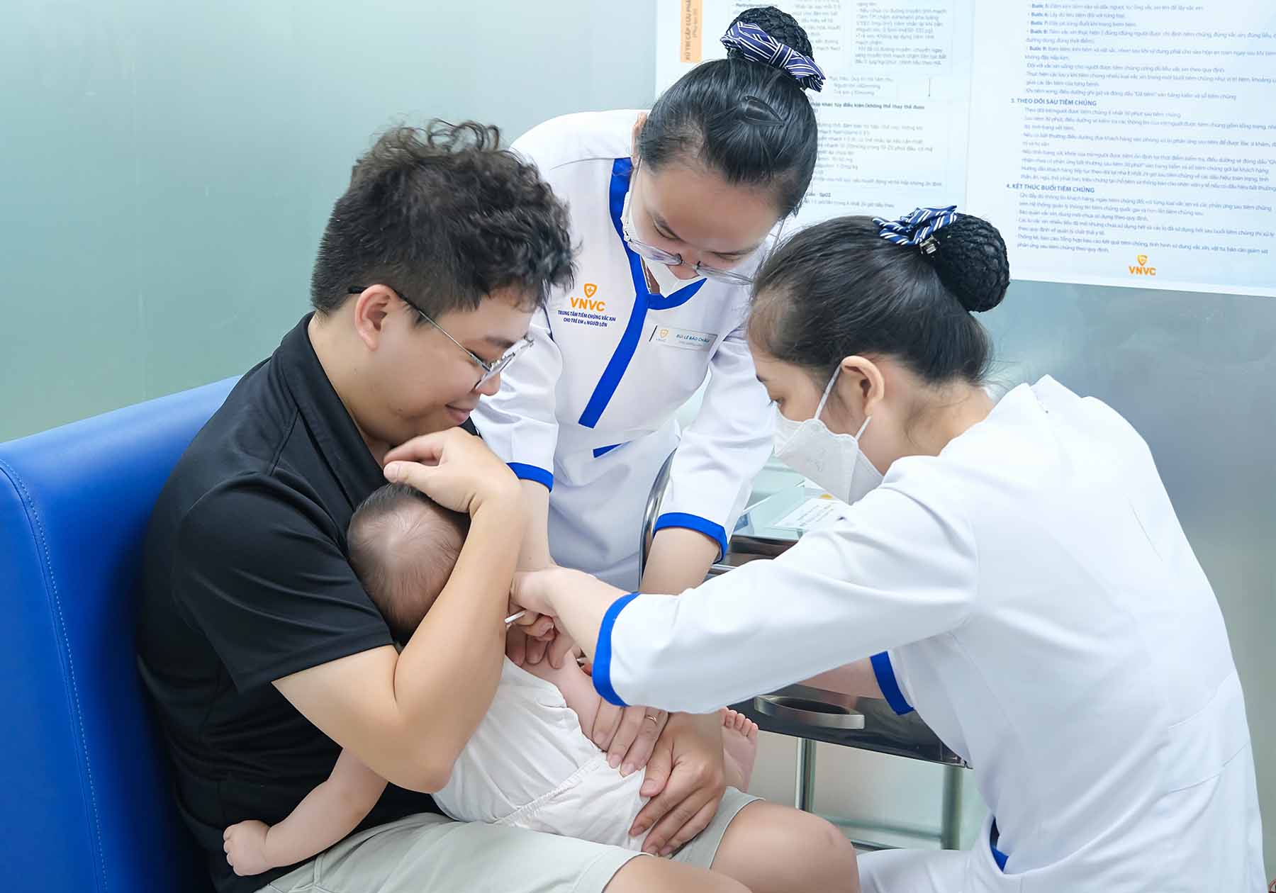   Tre nho tiem vaccine phong benh tai VNVC. Anh: Tho Hoang