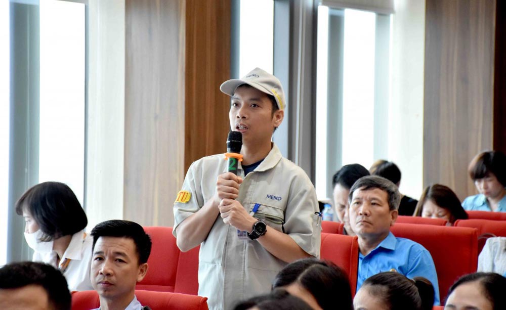 Mr. Phan Thanh Hai - Chairman of the Trade Union of Meiko Electronics Vietnam Co., Ltd. - made a recommendation at the Meeting and Dialogue Conference between the Chairman of the Hanoi People's Committee and the Capital's Workers' Month 2024 Workers' Month. Photo: Manh Quan