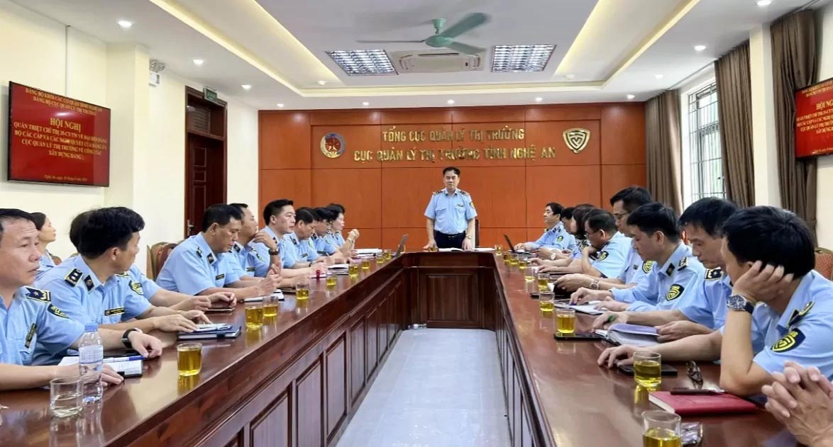 To date, 10 civil servants and 1 employee of Nghe An Market Management Department have voluntarily applied for early retirement. Photo: Ngoc Anh