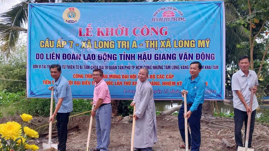 Chu tich LDLD tinh Hau Giang Le Cong Khanh cung cac don vi thuc hien nghi thuc khoi cong cau. Anh: Thanh Tung