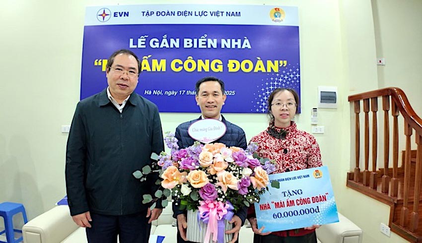 Mr. Do Duc Hung - Chairman of the Vietnam Electricity Trade Union (left cover) - presented "Union Shelter" support to Mr. Tran Cong Hoan's family. Photo: DLVN Trade Union