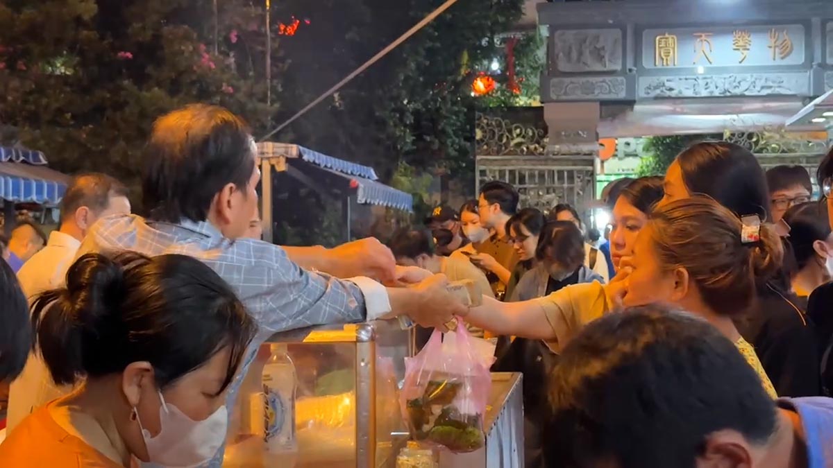 A long line of people waiting to enjoy the dish once a year in Ho Chi Minh City. Photo: Nhu Quynh