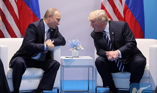 Tổng thống Nga Vladimir Putin và Tổng thống Mỹ Donald Trump tiếp xúc bên lề hội nghị thượng đỉnh G20 ở Hamburg, Đức, ngày 7.7.2017. Ảnh: Xinhua
