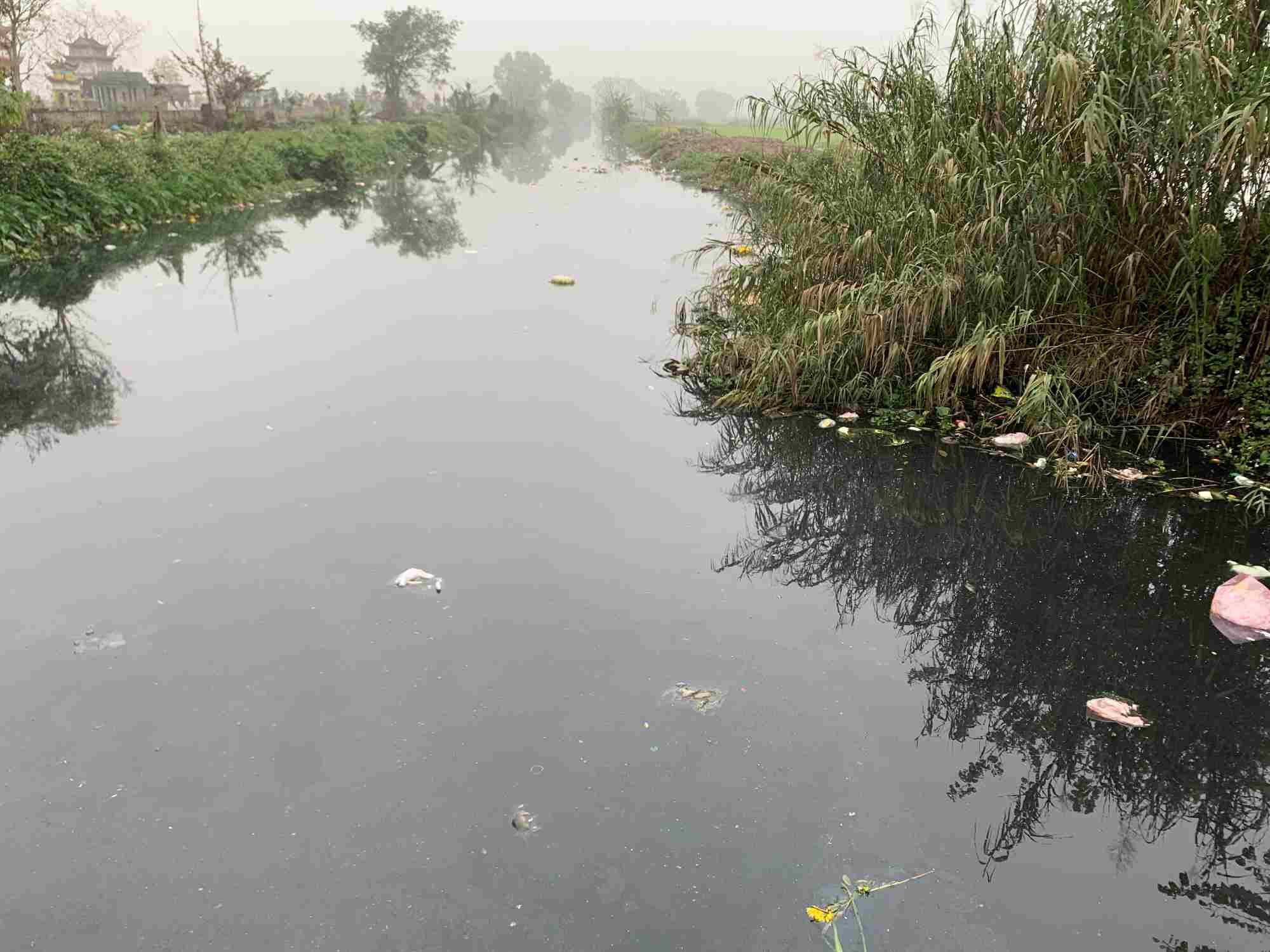 Van Chang canal (Nam Giang town) has been polluted for many years, the time recorded on February 20, 2025. Photo: Ha Vi