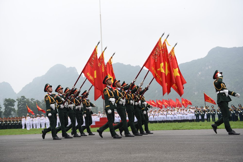 The Ministry of National Defense has just issued a Circular regulating the extension of the age limit for officers in active service and the maximum age limit for officers holding command and management positions. Illustrative photo: T.Vuong