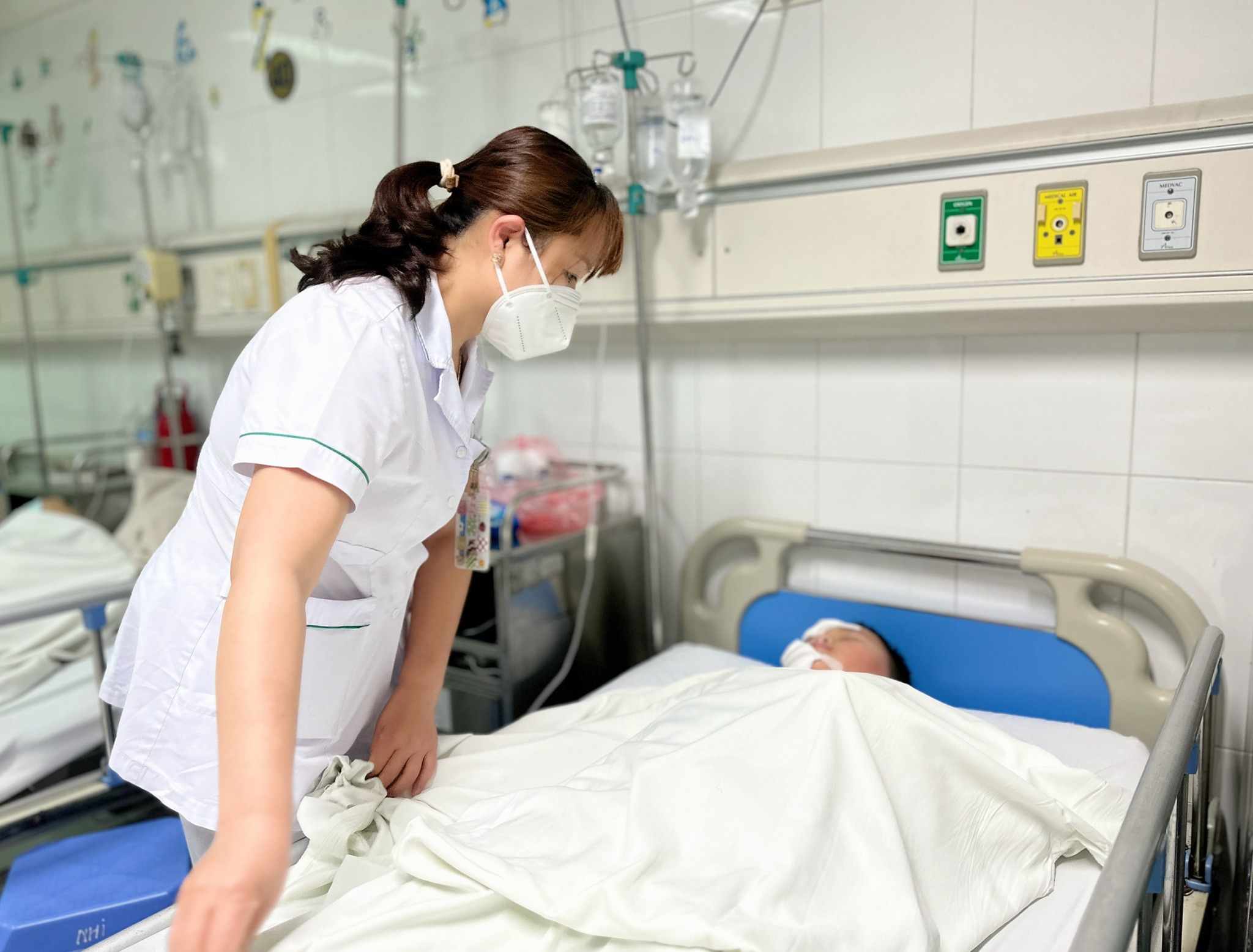 The victims of the passenger bus accident on National Highway 6 were treated at Viet Duc Friendship Hospital. Photo: BVCC